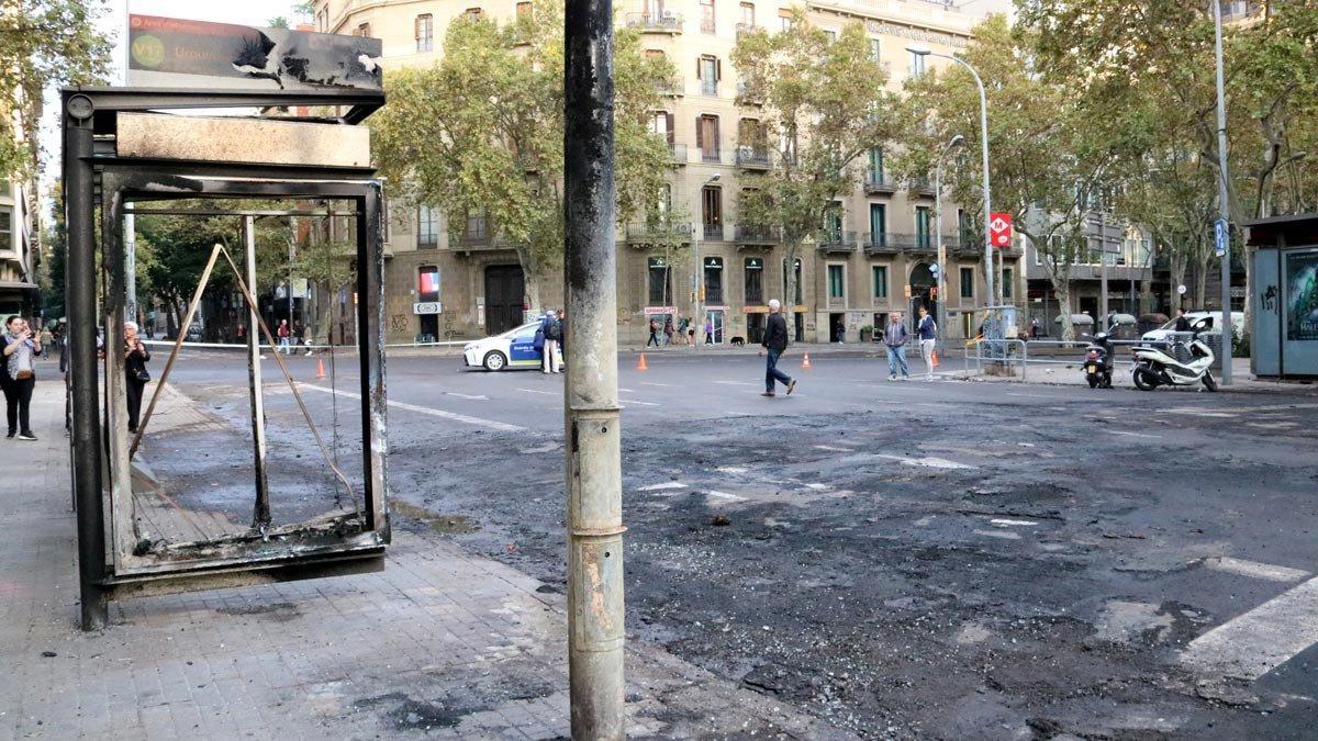 Destrozos junto a plaza de Urquinaona.