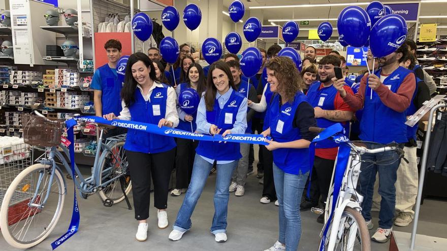 Irene Almira, líder de la tienda, corta la cinta inaugural acompañada de Raquel Marín (izquierda, líder área Baleares) y el resto del equipo.