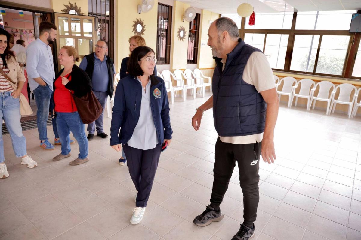 La alcaldesa, Carolina Darias, durante la visita al Barrio Atlántico.