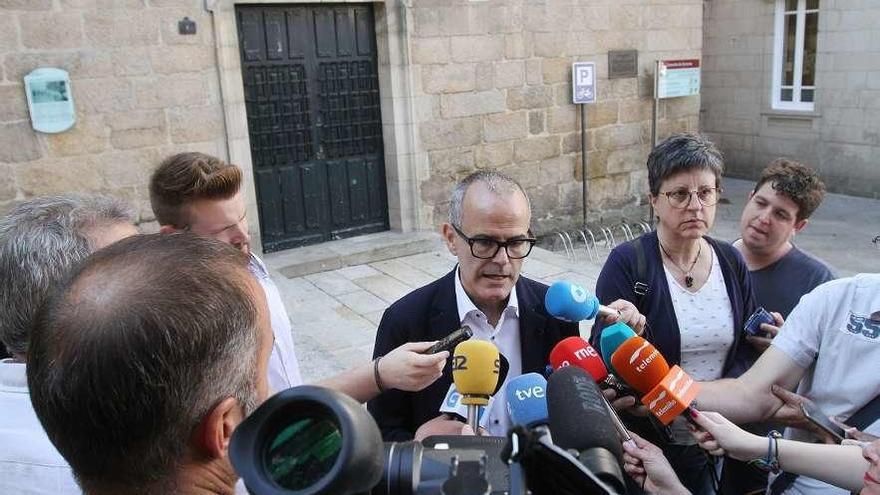 El alcalde Jesús Vázquez anunció la concesión de licencia ante del Museo Arqueológico. // Iñaki Osorio
