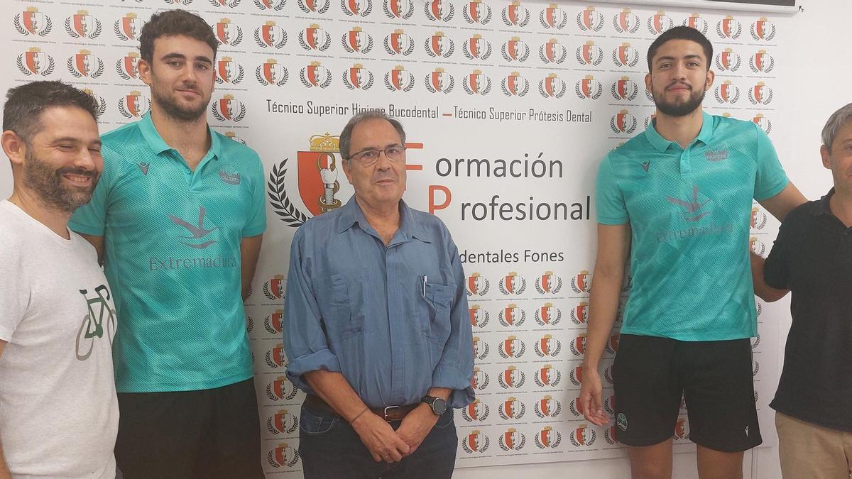 Pau Carreño y Gael Bonilla, junto al presidente del Cáceres, José Manuel Sánchez, y responsables del Instituto Fones.