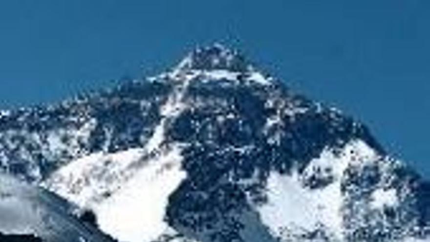 El Everest mide 8.844,43 metros, 3,7 menos de lo que se creía hasta ahora