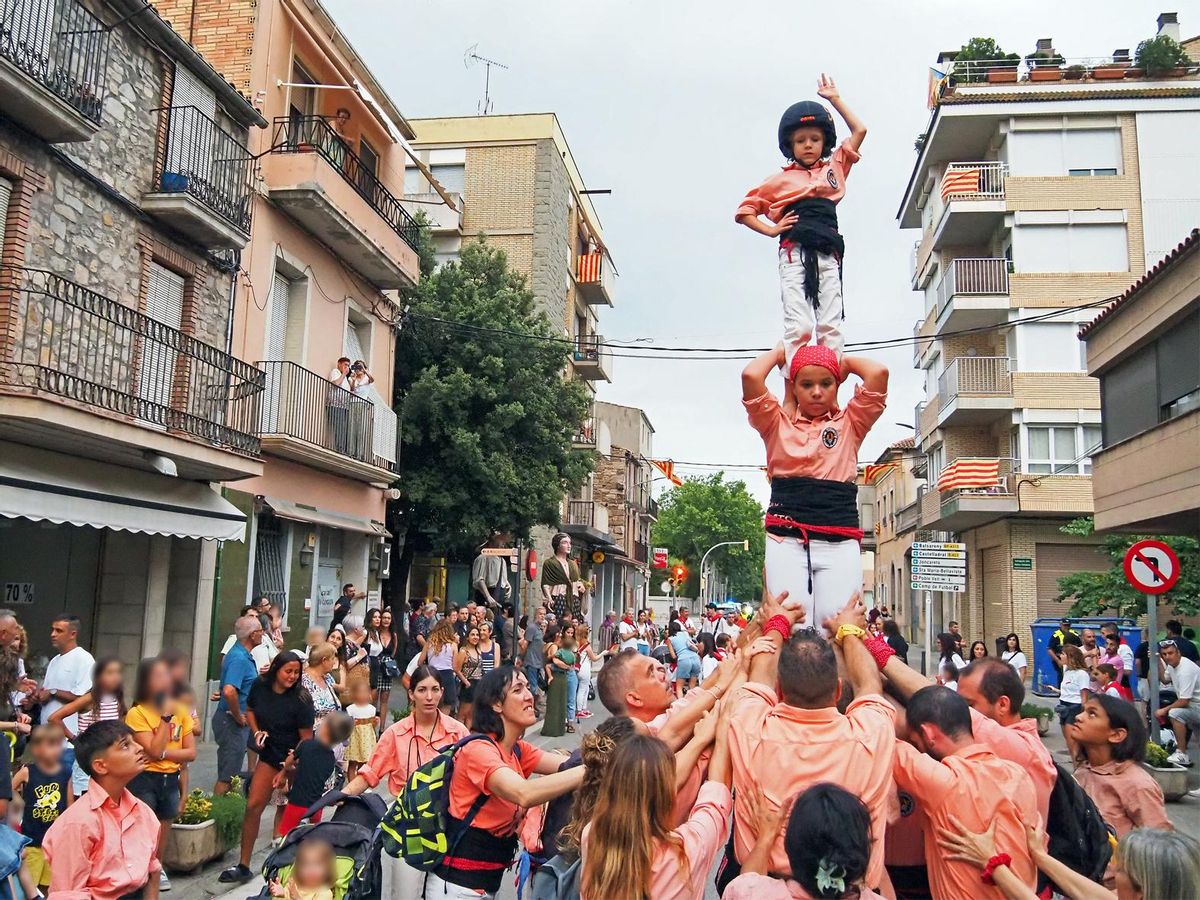 Pilar de la Colla Castellera Salats durant la cercavila d'inici de la Festa Major