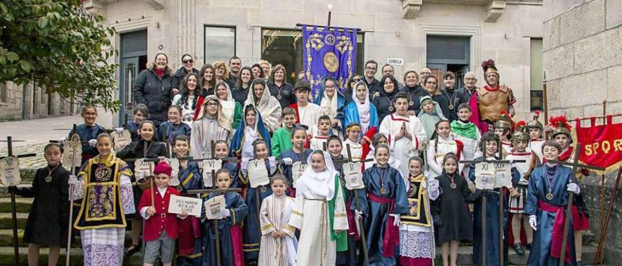 Todos los participantes en el viacrucis infantil del domingo, ataviados para la ocasión. // Gonzalo Núñez