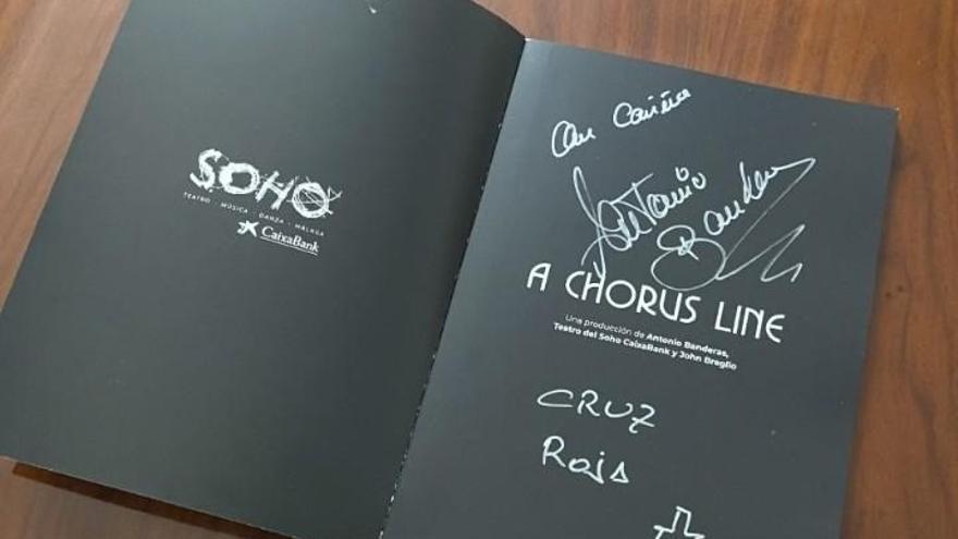 Uno de los artículos que se subastarán, un libreto de 'A Chorus Line' firmado por Antonio Banderas