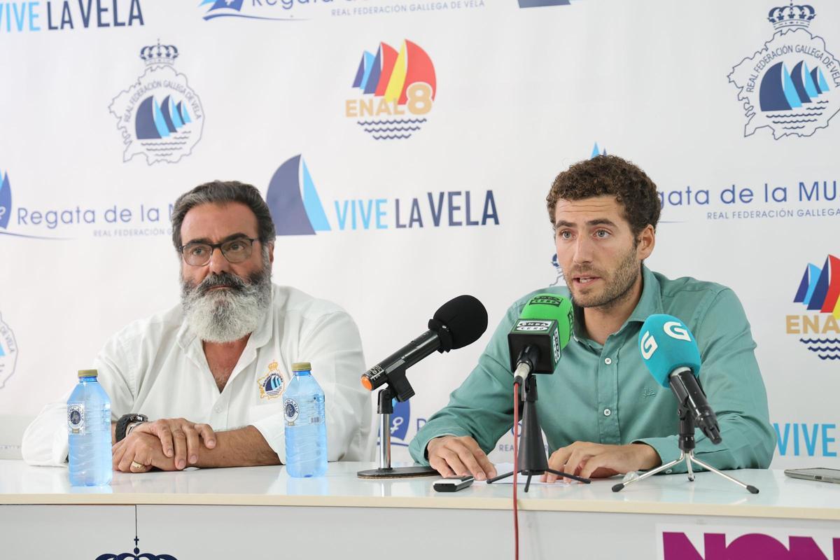 Nico, en su rueda de prensa, junto al presidente de la Federación Gallega, Manuel Villaverde.