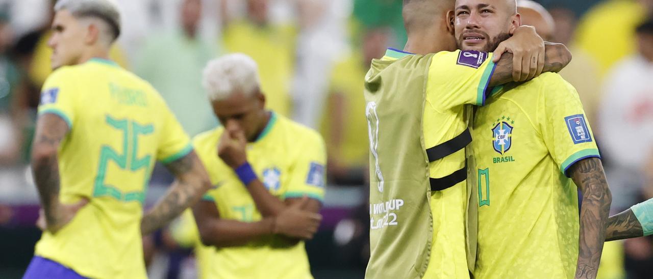 Los jugadores brasileños lloran tras caer eliminados en el Mundial de Qatar.