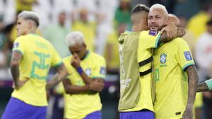 Los jugadores brasileños lloran tras caer eliminados en el Mundial de Qatar.