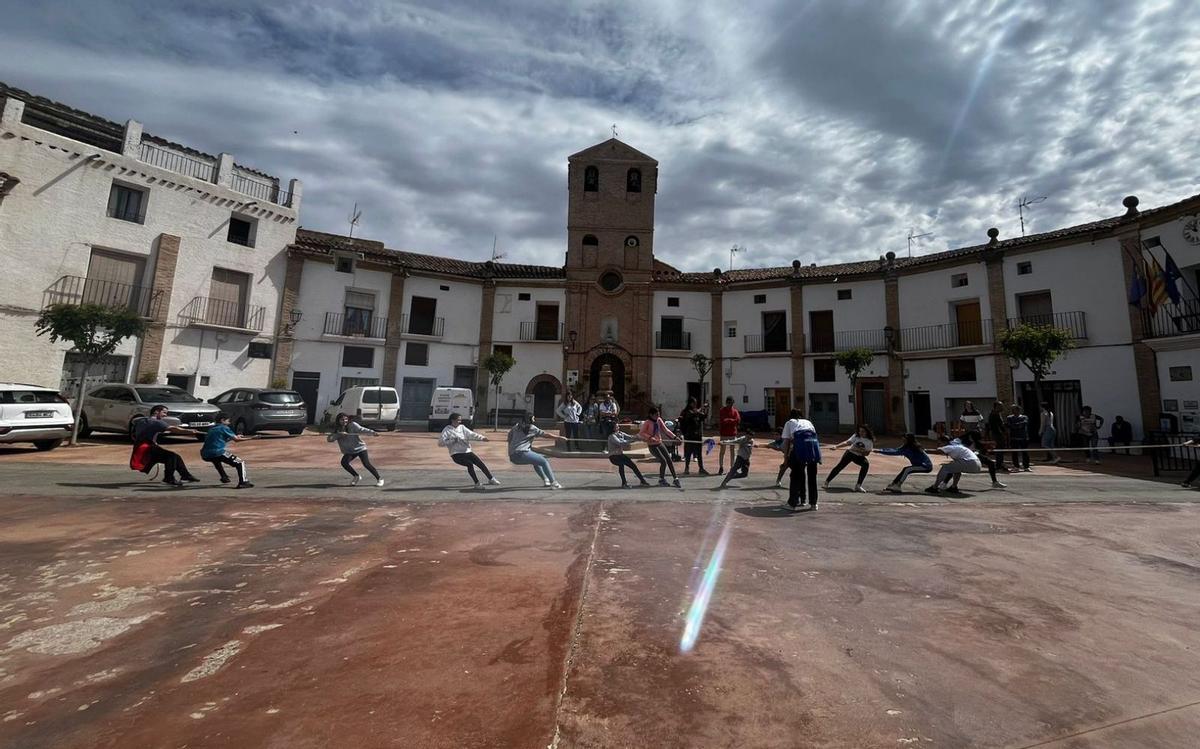 Los jóvenes participaron en el tiro de soga celebrado en la plaza de España de Chodes.