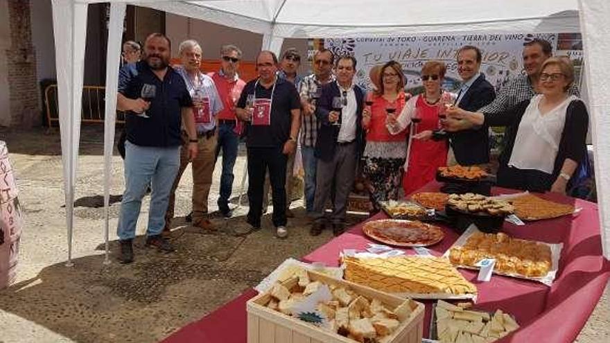 Autoridades y responsables de Torguvi brindan en la degustación.