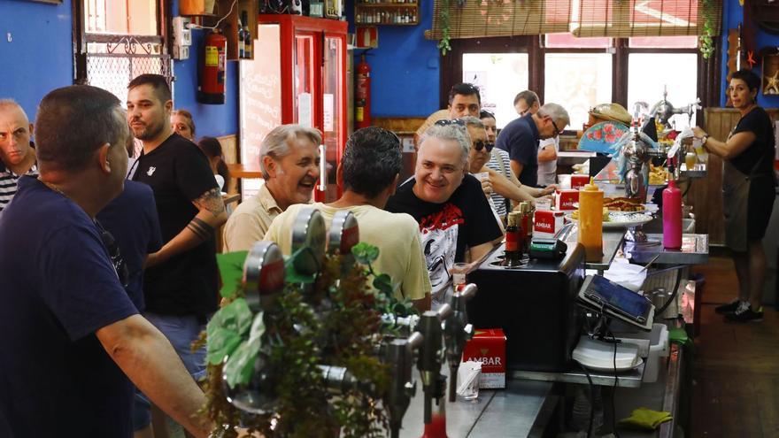 Clientela en el popular bar zaragozano Casa Agustín, en la calle Don Pedro de Luna.