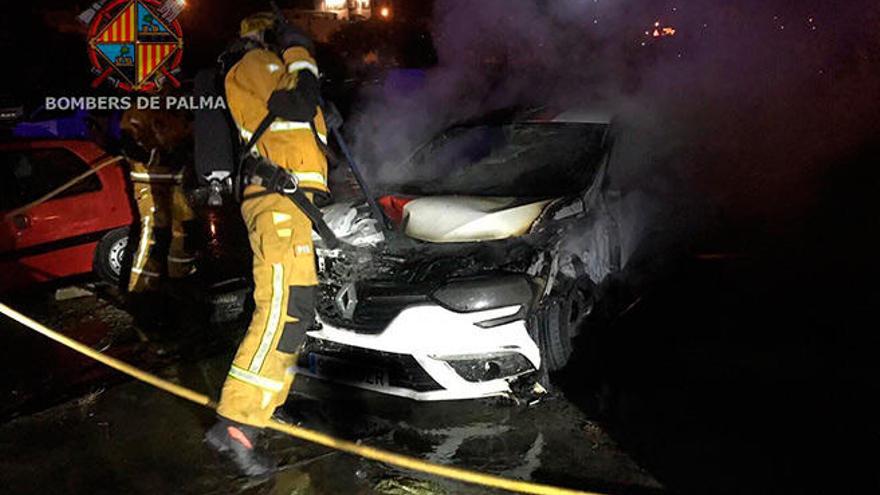 Los bomberos sofocan el incendio de tres coches en Son Gotleu