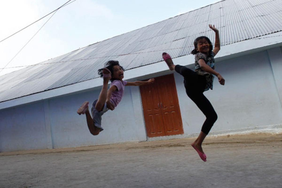 Dues nétes de Ziona, líder de la secta religiosa Chana, que permet la poligàmia, juguen a casa seva, a Baktawng (Índia).