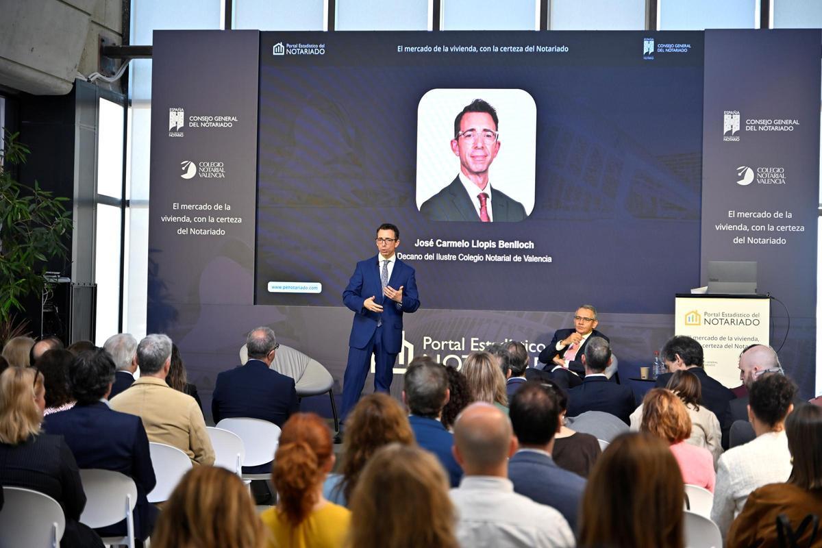 El decano José Carmelo Llopis, ayer, en la presentación del portal estadístico.