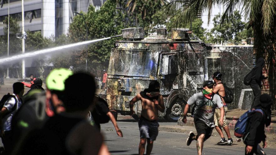Los disturbios en el aniversario del estallido social en Chile dejan al menos 50 arrestados y 28 heridos