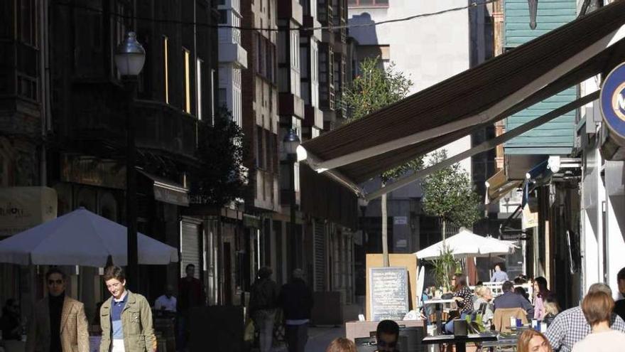 Clientes en las terrazas hosteleras de la calle Begoña, peatonalizada hace meses.