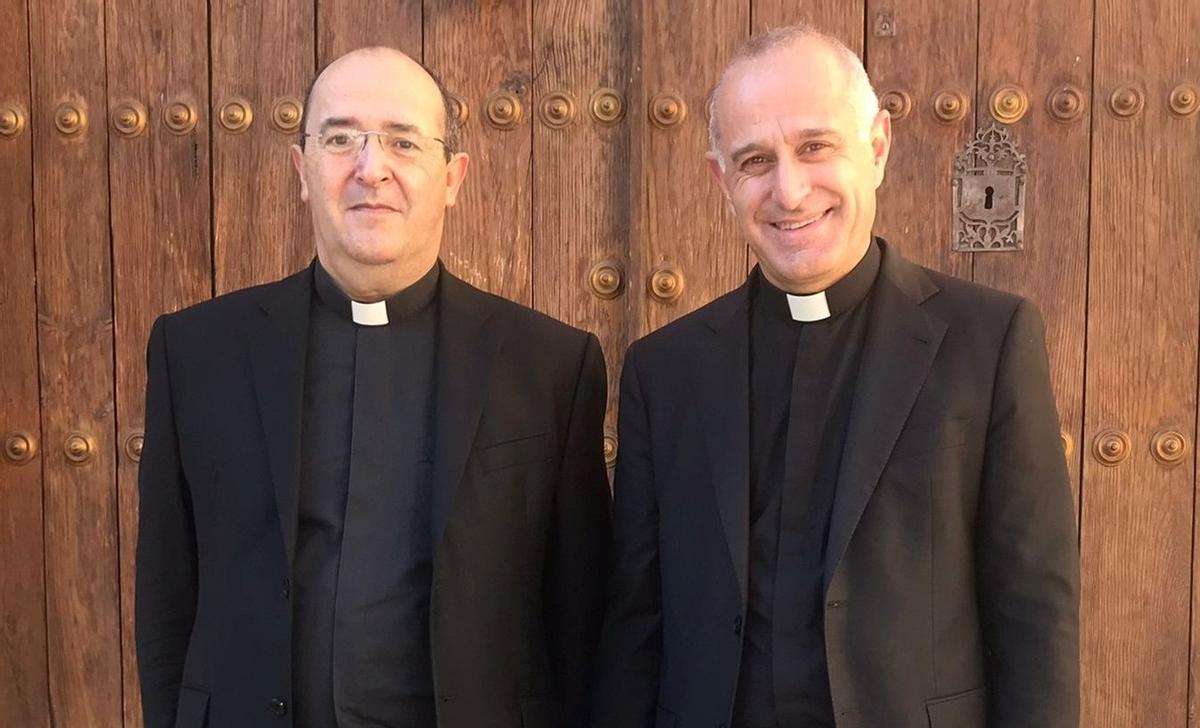 El nuevo obispo Jesús Pulido junto al que ha sido administrador diocesano hasta su nombramiento, Diego Zambrano.