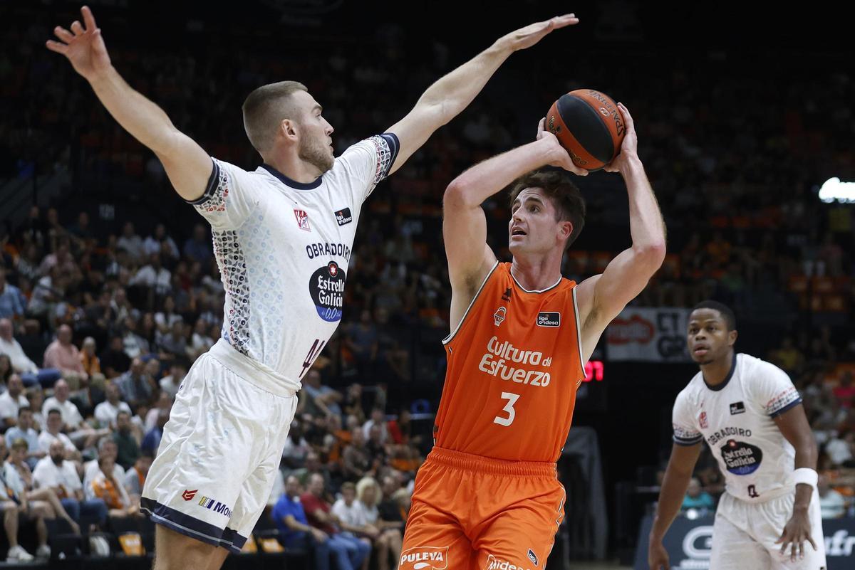 Duelo de un partido entre Monbus Obradoiro y Valencia Basket.