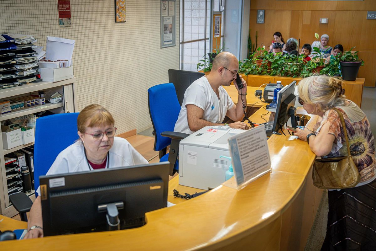 Administrativos del CSIR Encants, en Barcelona, uno de los 27 elegidos por Salut para arrancar la reforma de la atención primaria. Administrativos del CSIR Encants, en Barcelona, uno de los 27 elegidos por Salut para arrancar la reforma de la atención primaria.