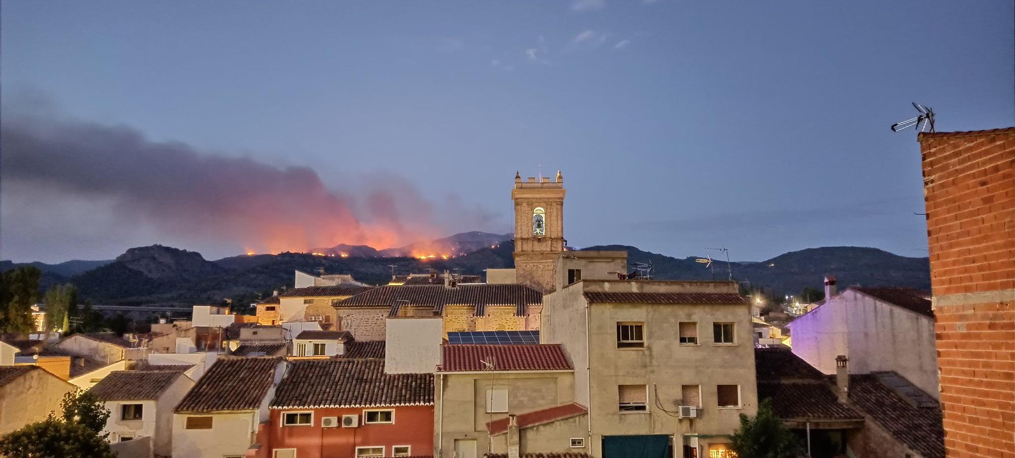 Un incendio forestal pone en alerta a Calles, en La Serranía