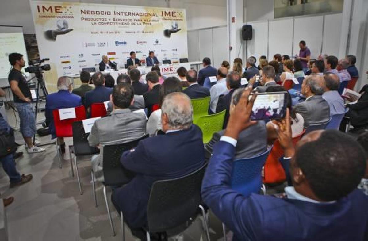 Cuatrocientas empresas buscan en Alcoy la apertura de mercados internacionales