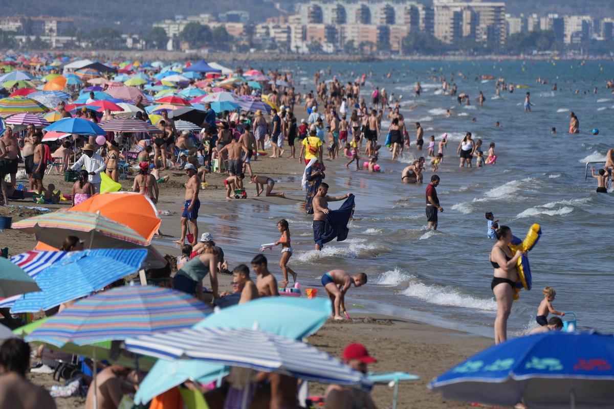 Las playas y piscinas de la provincia serán los mejores oasis para combatir el calor estos días.