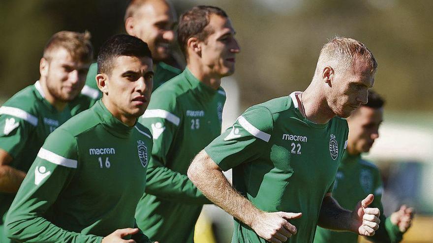 Mathieu, primero por la derecha, en el entrenamiento del Sporting de ayer.