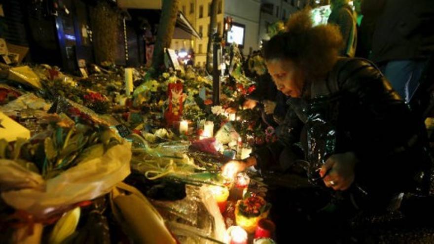 Las velas iluminan París una semana después de los atentados