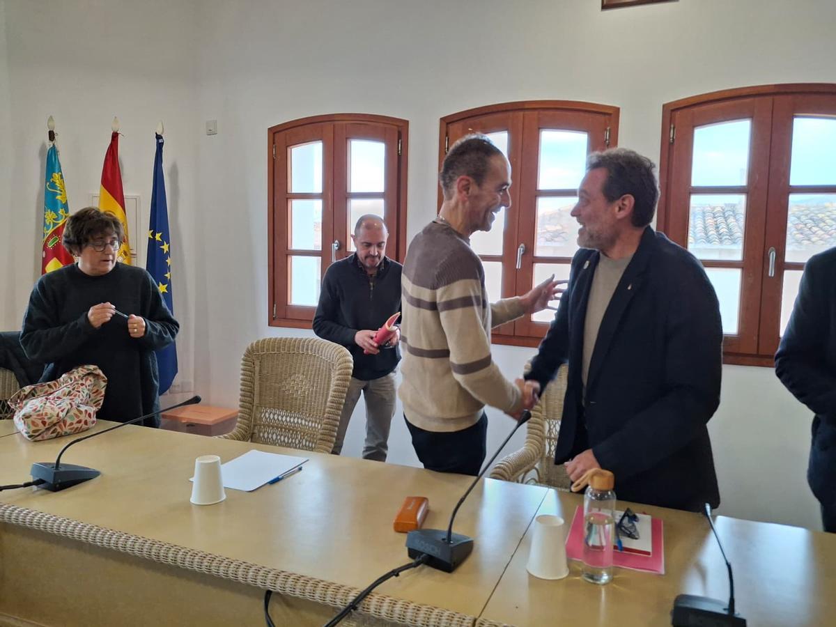 Las imágenes del relevo en Gata: Toni Signes (PSPV) ya es el nuevo alcalde