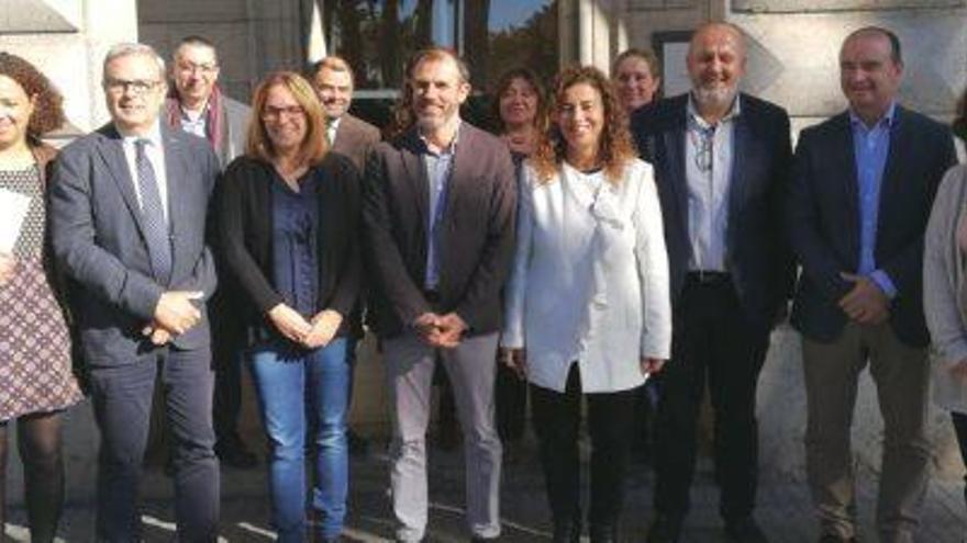 Foto de grupo tras la reunión de la comisión mixta.