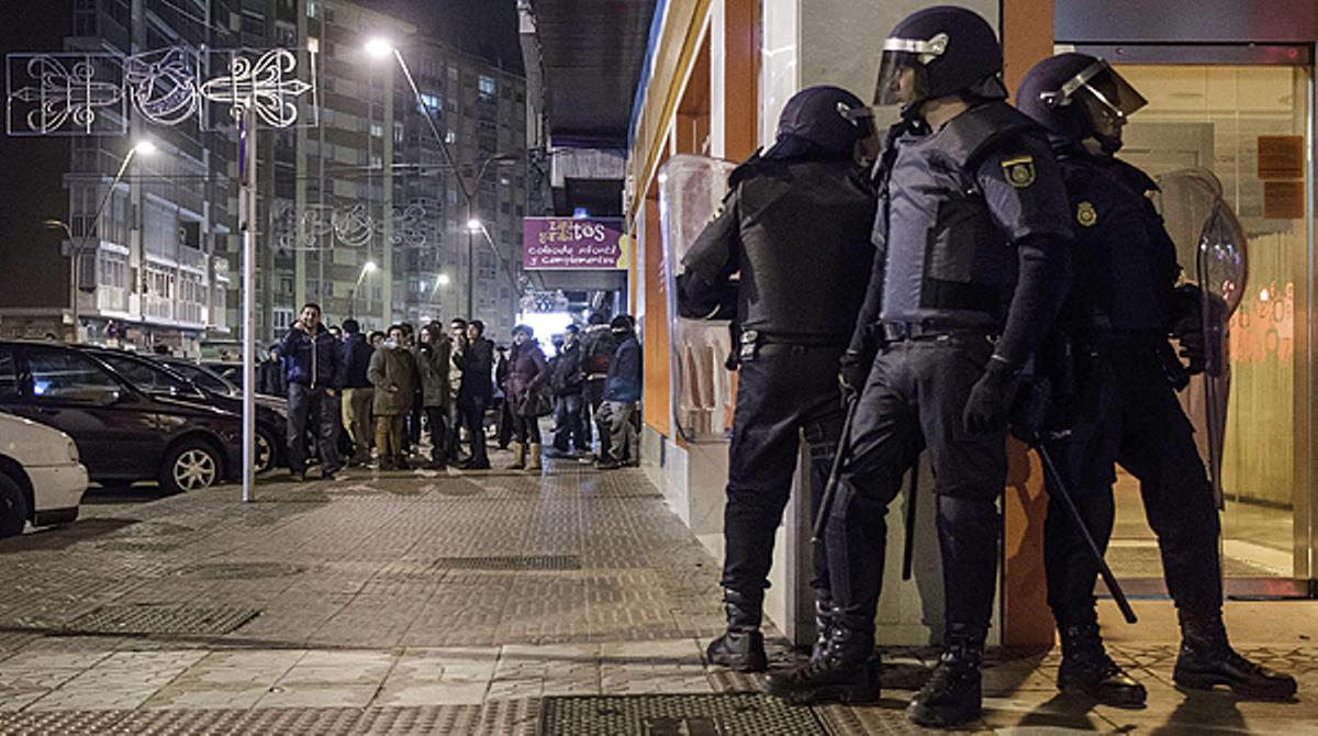 Els manifestants protesten per la construcció d’un bulevard en un dels carrers de la ciutat.