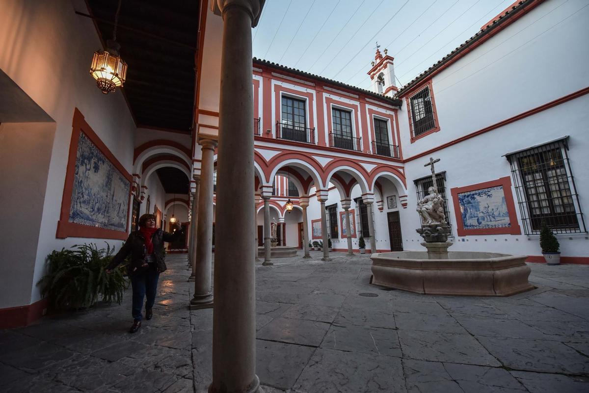 El hospital de Sevilla que creó un noble sevillano para cuidar enfermos sin recursos y que ahora es un museo vivo con obras de Murillo y Valdés Leal