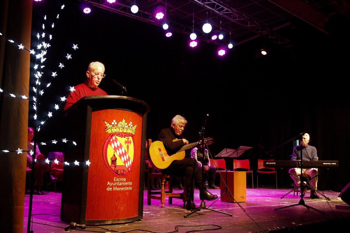 José Garrote en la lectura de uno de sus poemas