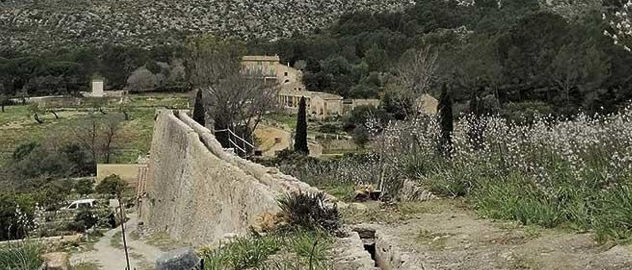 Vista del sistema de canalizaciÃ³n que transporta el agua hasta los molinos de la finca GalatzÃ³.