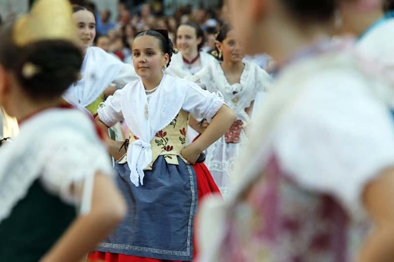 Dansà infantil en la plaza de la Virgen