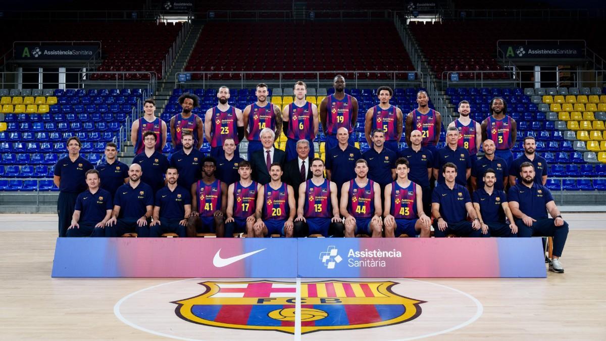 La plantilla del Barça posando junto al presidente, Joan Laporta