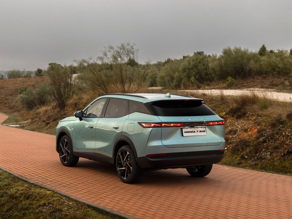 El Omoda 7 SHS elimina cualquier preocupación en viajes largos, pues su carga rápida garantiza que el coche siempre esté listo