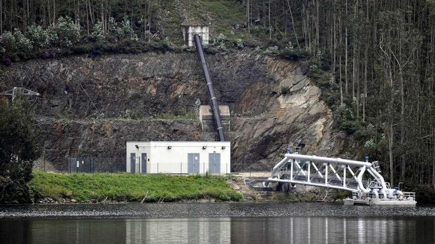 Captación de agua en el embalse de Arbón.