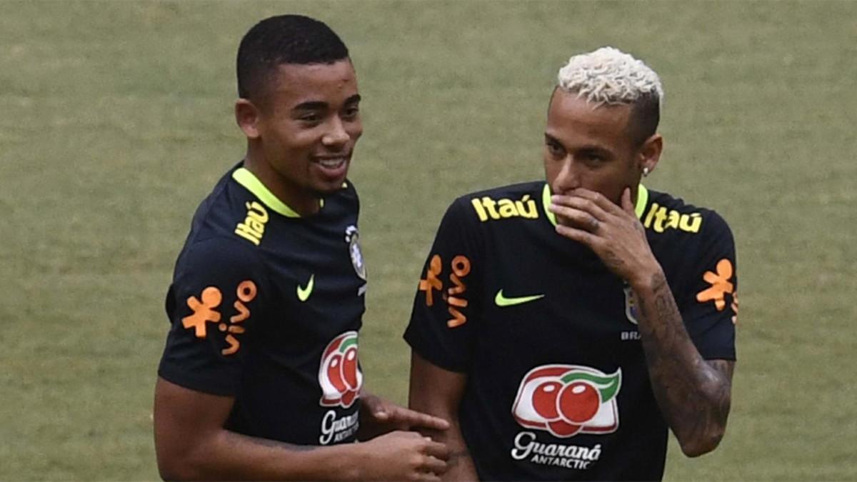 Gabriel Jesús y Neymar bromean en un entrenamiento de la selección de Brasil