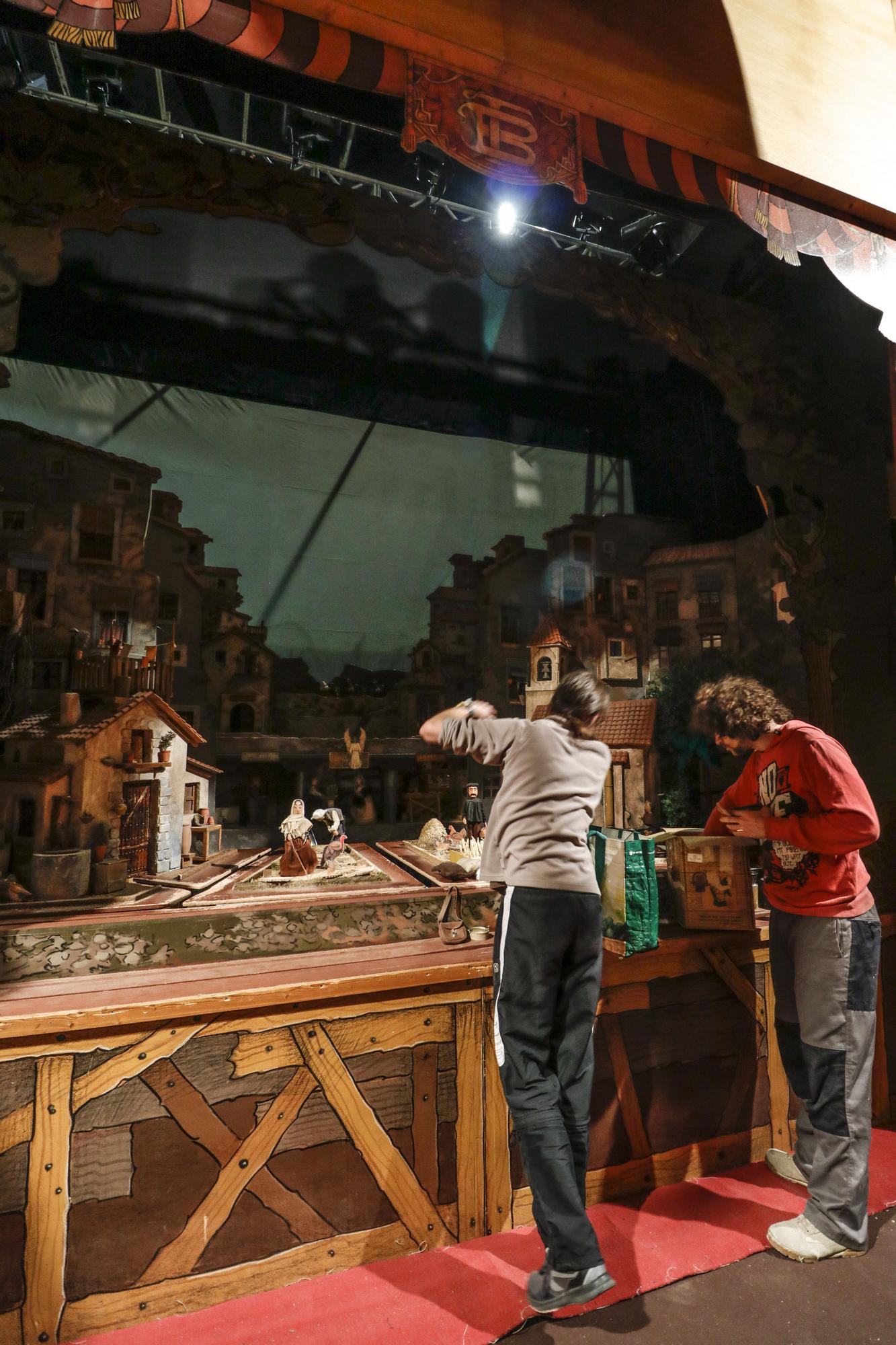 El Teatro Principal de Alcoy se transforma para acoger el tradicional Belén de Tirisiti