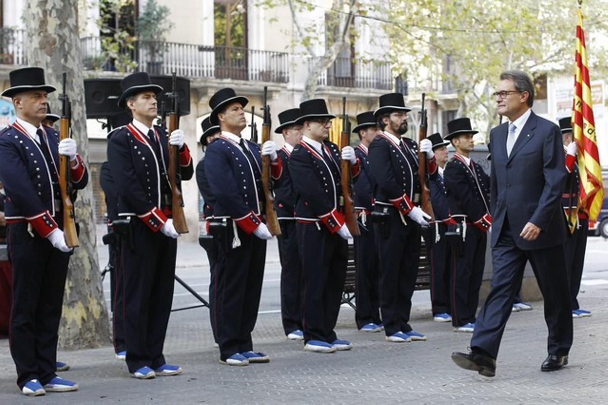 Artur Mas se dirige a realizar la ofrenda ante el monumento a Rafael Casanova.