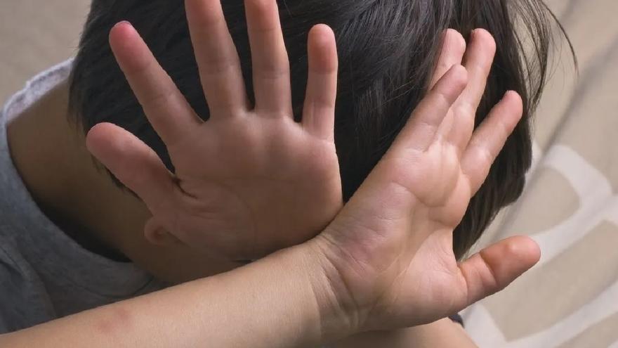 Cuatro niñas viven un infierno en Tenerife: Abandonadas por su madre y golpeadas y vejadas por su padre