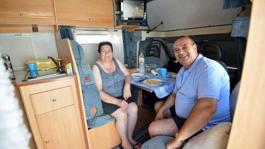 Una pareja de jubilados de Andorra comen en la autocaravana. // G. S.