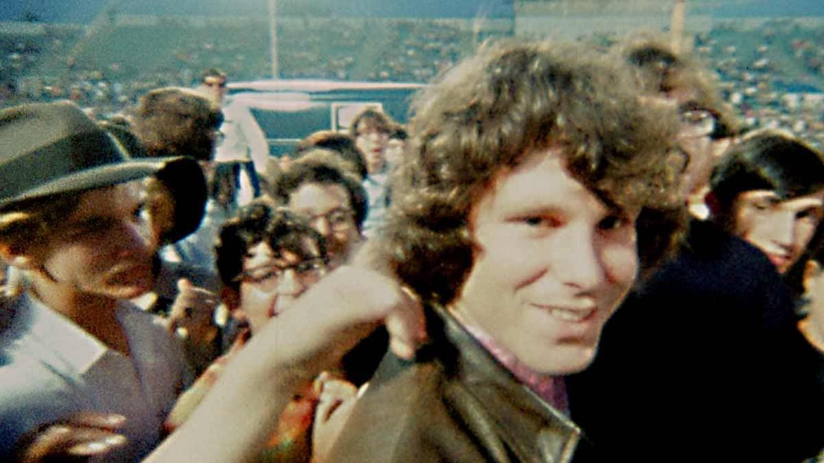 Jim Morrison, rodeado de fans, en una imagen del documental sobre la banda 'When You're Strange'.