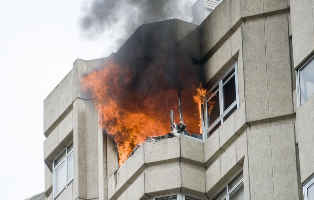 El fuego se generó en el décimo piso del número 7 de la calle Ría do Burgo y no hay heridos