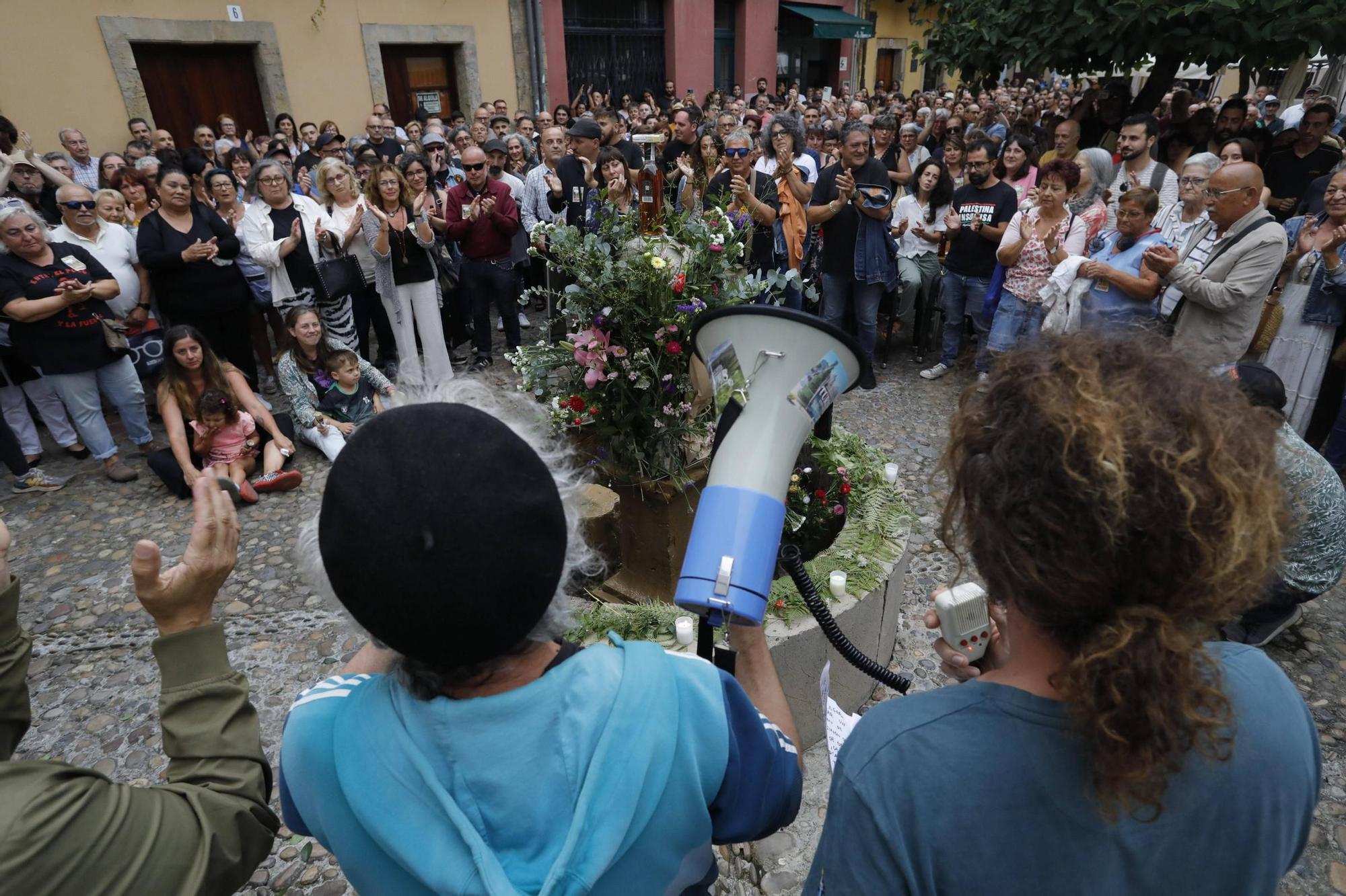 Así fue la despedida y el homenaje de amigos y clientes del Cafetón en Avilés a sus dueños, muertos en León