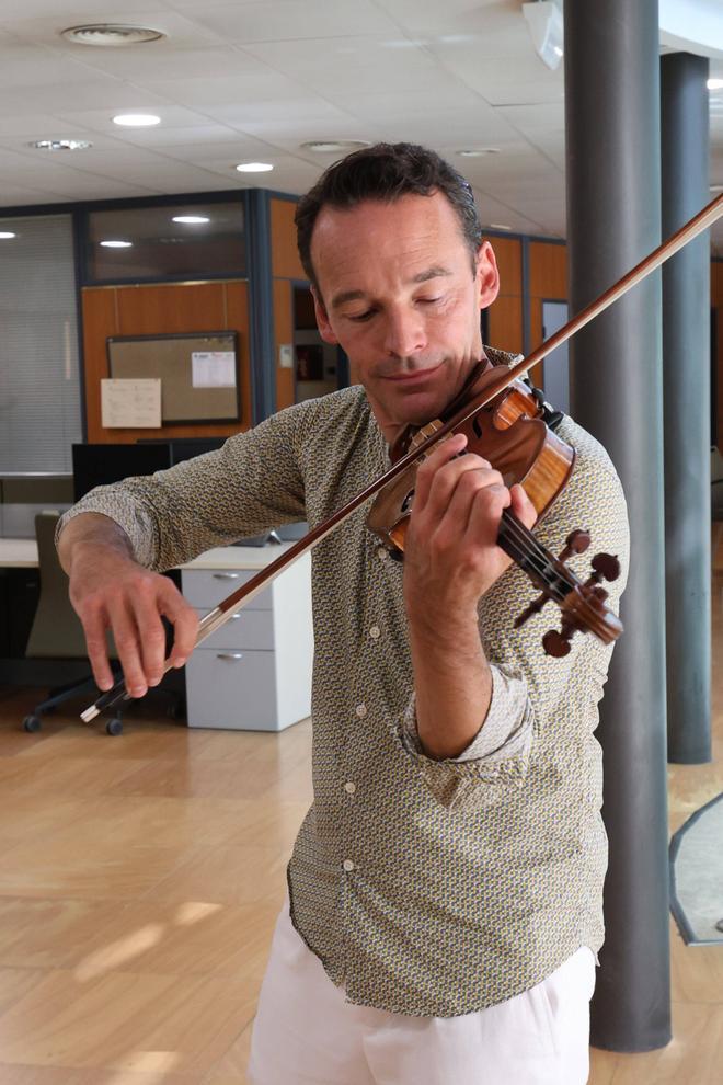 El violinista alemán Linus Roth, toca para la redacción del Diario de Ibiza.