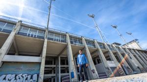 Carles López, director del Institut d’Esports de Barcelona, frente a las obras del futuro edificio definitivo del centro.