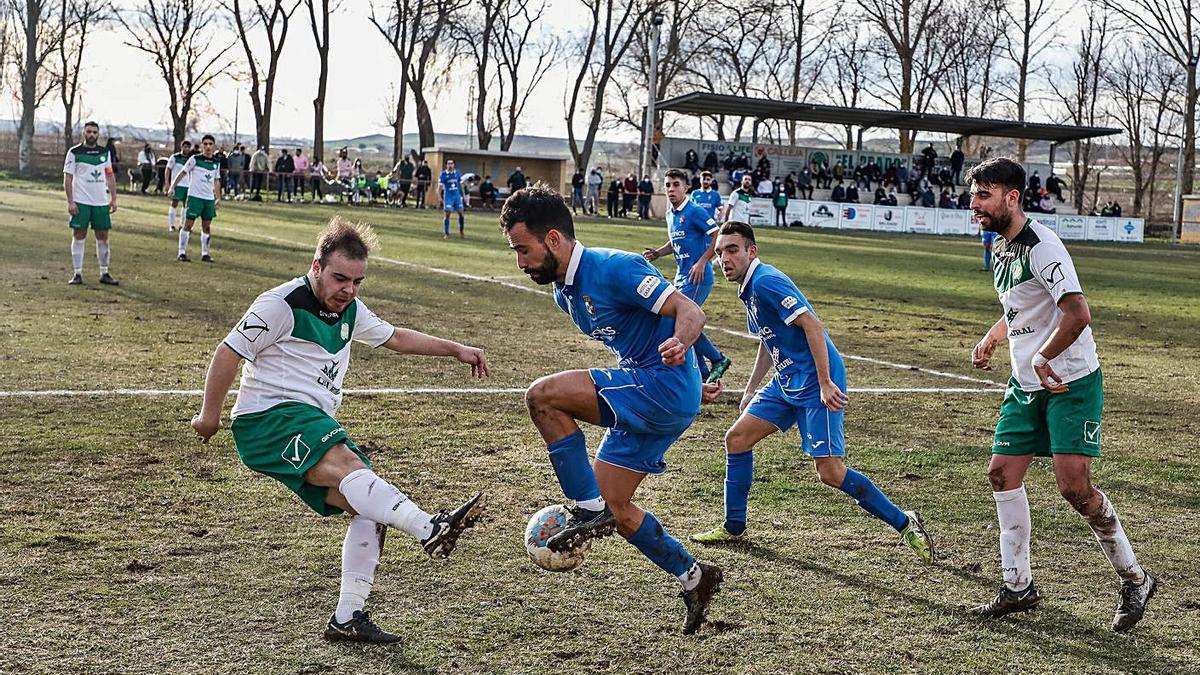 Un jugador del Coreses trata de impedir el avance de un ataque del Villaralbo durante el derbi. | Nico Rodríguez