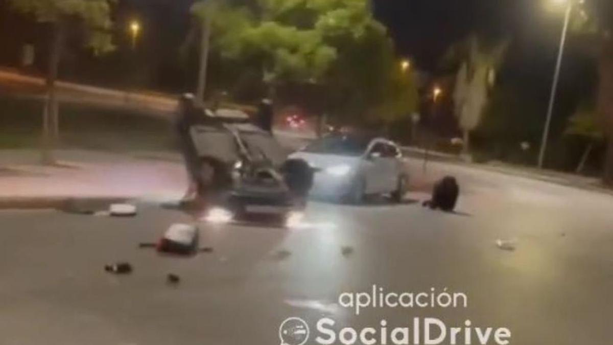 Un herido al volcar un coche junto a Ikea con el copiloto con el cuerpo fuera